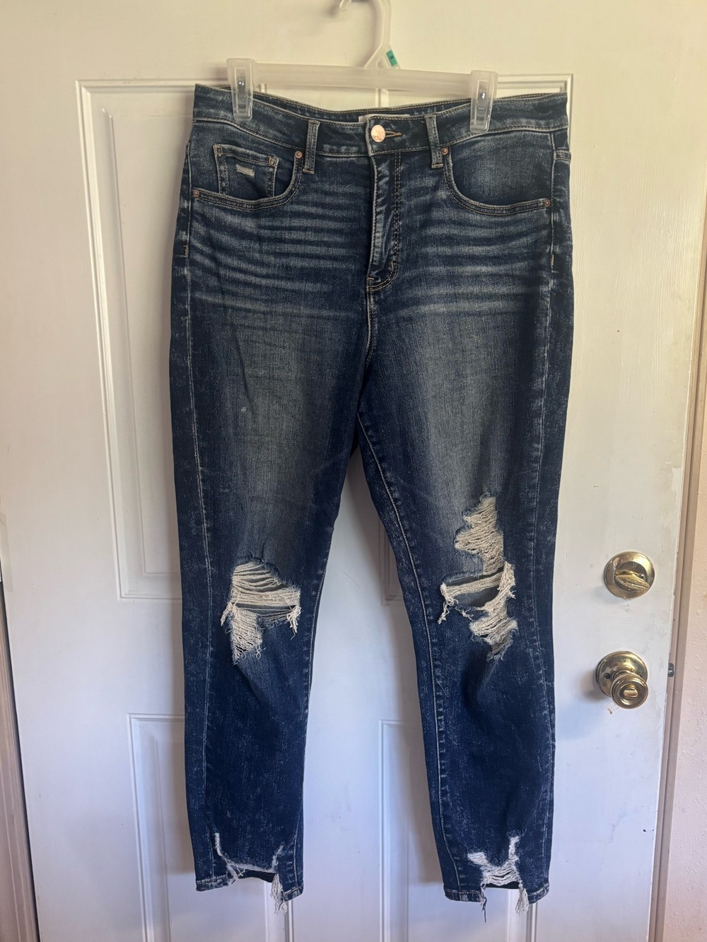 30 x 28 BKE Ellie High Rise Distressed/Ripped dark wash Mom Jean.  In EUC!